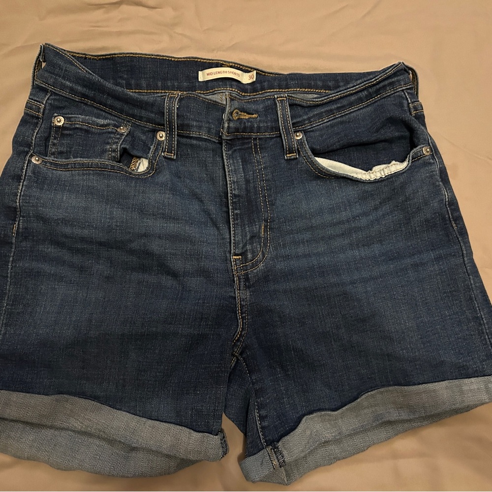 Levi’s mid length denim shorts in dark blue color size 30